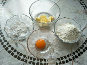 准备食材。黄油夏季室温软化，天冷的话可以架到一个温水盆进行软化。