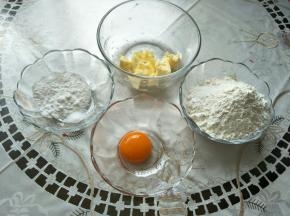 准备食材。黄油夏季室温软化，天冷的话可以架到一个温水盆进行软化。