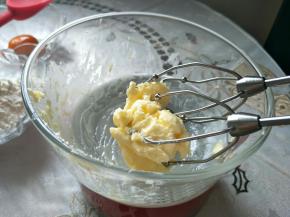 打蛋器摁压比较软。