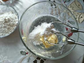 加入糖粉和盐，搅匀，打发到体积膨大，颜色略白