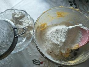 分几次筛入低粉，拌匀。