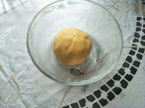 之后利用手温把面团团起来。