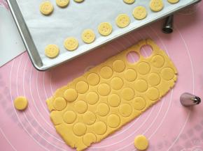 擀成薄片，大约3mm。用大号裱花嘴压出圆形。