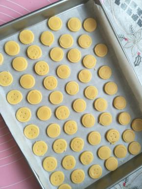 摆入烤盘，用中号裱花嘴轻压出小圆。