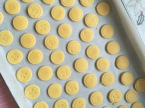 摆入烤盘，用中号裱花嘴轻压出小圆。