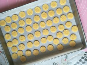 用折开的牙签或者2齿的叉子压，完成扣眼。
放入提前预热好的烤箱，160度12-18分钟(参考温度，时间)