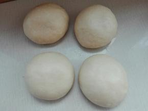 发酵好的面团排气等分四份，滚圆醒发15分钟