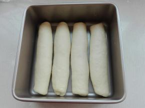 依次卷好放入模具中