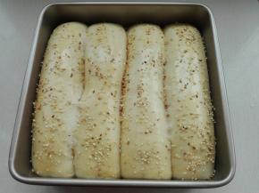 表面刷层蛋液，撒白芝麻