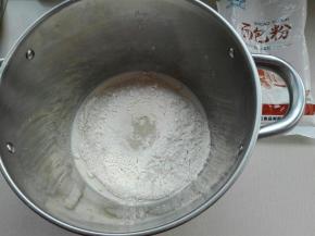 除黄油外所有材料混合，揉出可以拉开较厚的膜，放入软化的黄油