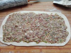 放入馅料，抹均匀