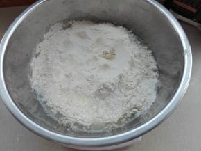 将面团材料混合