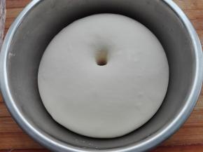 发酵好的面团，手指戳洞不回缩不塌陷即可