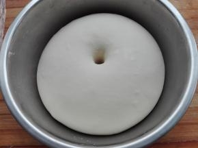 发酵好的面团，手指戳洞不回缩不塌陷即可