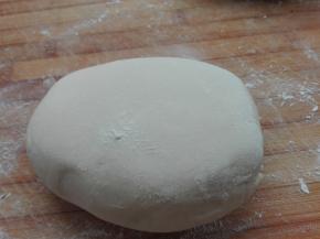 发酵好的面团揉均匀