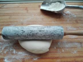 用学厨擀面杖擀压