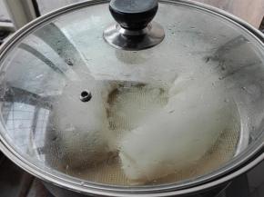 锅中开始蒸喽，大火烧开转中火20分钟，关火焖五分钟