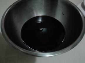 先用热水将红糖融化，放置凉