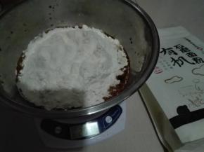 放入面粉，酵母