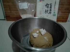 揉成均匀面团，放入猪油