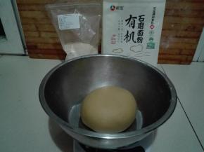 揉成光滑面团，进行室温发酵