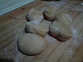 发酵好的面团，排气，揉均匀，等分成自己喜欢大小的剂子