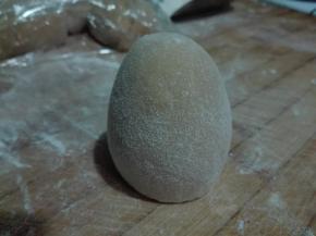 将每个剂子揉圆整理成馒头形状