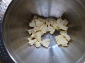 将黄油放在一个大盆子里，室温软化，软化到用手指在上面能轻松按出手印即可