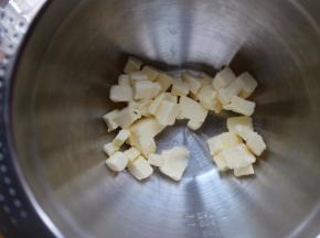 将黄油放在一个大盆子里，室温软化，软化到用手指在上面能轻松按出手印即可