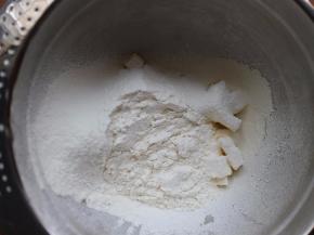 然后将低粉和糖粉一起过筛到黄油盆子里