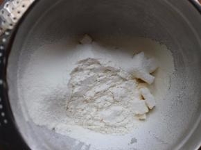 然后将低粉和糖粉一起过筛到黄油盆子里