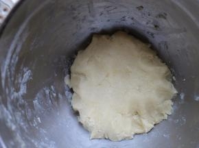 将面团混合到看不见干粉为止