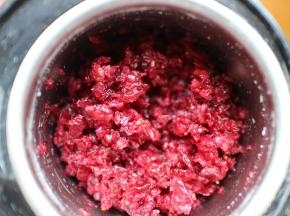蔓越莓放进搅拌机内，打碎一点