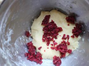 将打碎的蔓越莓倒入盆子里