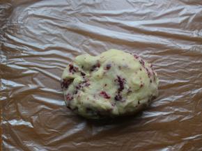 取一个保鲜袋，将蔓越莓饼干面团放在上面