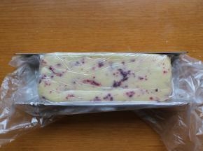 然后整个移到饼干模具里整形。最后送入冰箱冷冻30分钟到1小时之间