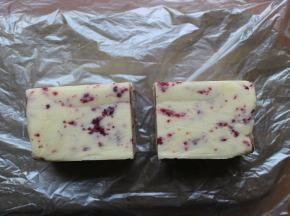 冷冻好后用刀在中间一切两半