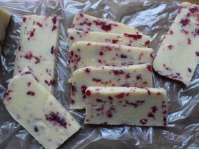 然后将面团在横着切，切成薄片。最好切薄点。（此时烤箱预热170度）