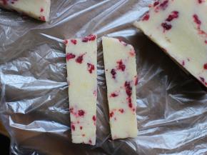 接着将切好的薄片在竖着从中间一切两半，形成一个细条状