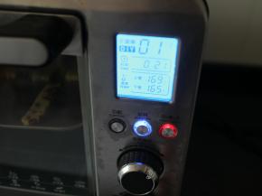 送入烤箱中层，上火169，下火165烤21分钟左右！（温度仅供参考，因为每家烤箱温差都不一样）