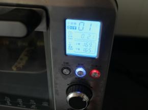 送入烤箱中层，上火169，下火165烤21分钟左右！（温度仅供参考，因为每家烤箱温差都不一样）