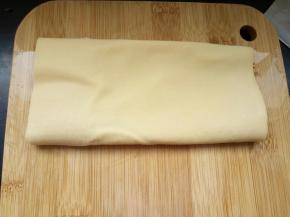 豆皮用清水洗干净，对折几下！