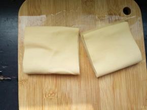 用刀从中间切开，一分为二！