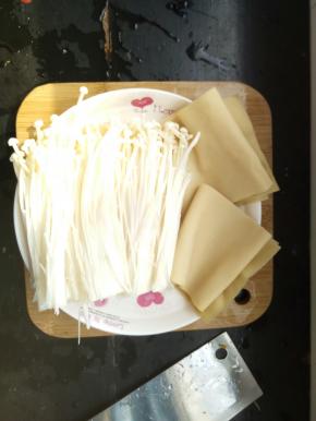 金针菇洗干净，掰成小朵！