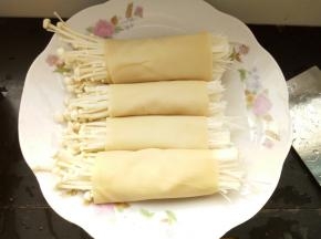 把豆皮卷在金针菇上！