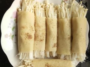 撒少许盐，再撒上孜然粉！