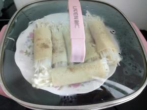 锅中加水烧开，把盘子放入锅中，蒸六到七分钟，熟了就好！