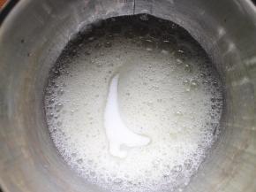 面糊做好后，开始来打发蛋白，将蛋白先低速搅打至粗泡后加一半的糖进去，转中速继续搅打，当大泡变为均匀的小细泡时，加入剩下的细砂糖。继续中速搅打