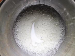 面糊做好后，开始来打发蛋白，将蛋白先低速搅打至粗泡后加一半的糖进去，转中速继续搅打，当大泡变为均匀的小细泡时，加入剩下的细砂糖。继续中速搅打