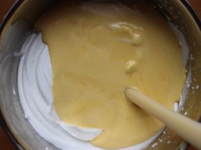 混合好后，倒入到剩余的蛋白霜盆子里，继续用翻拌手法混合均匀！